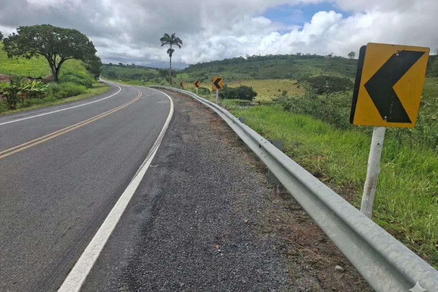 Defensa metálica instalada em trecho conservado da BA-052