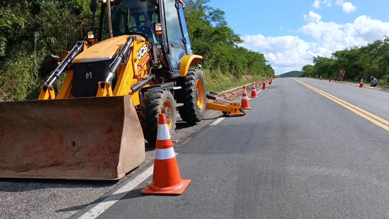Serviço de drenagem de pavimento na BA-052 pela CONCEF