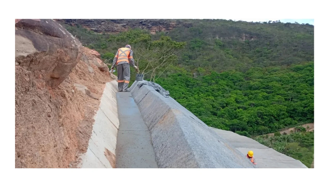 Dispositivo de drenagem em talude na Estrada do Feijão