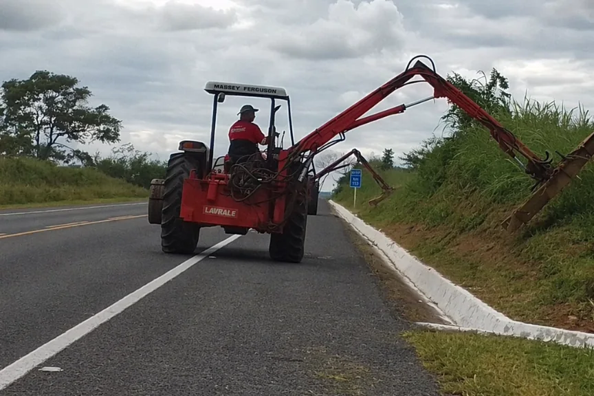 Roçagem mecanizada em trecho da BA-052 pela CONCEF