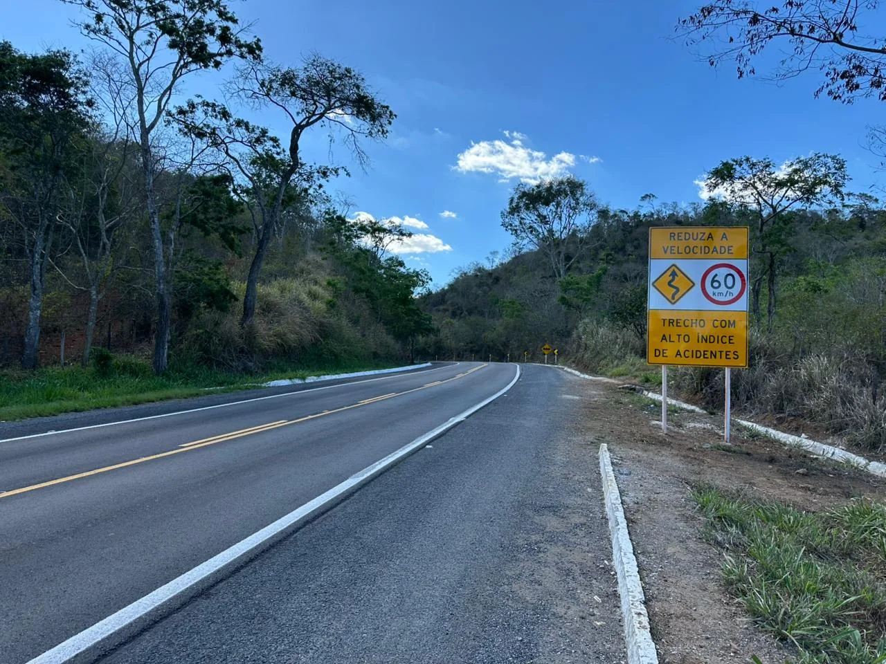 Sinalização vertical reforçada no km 180 da BA-052