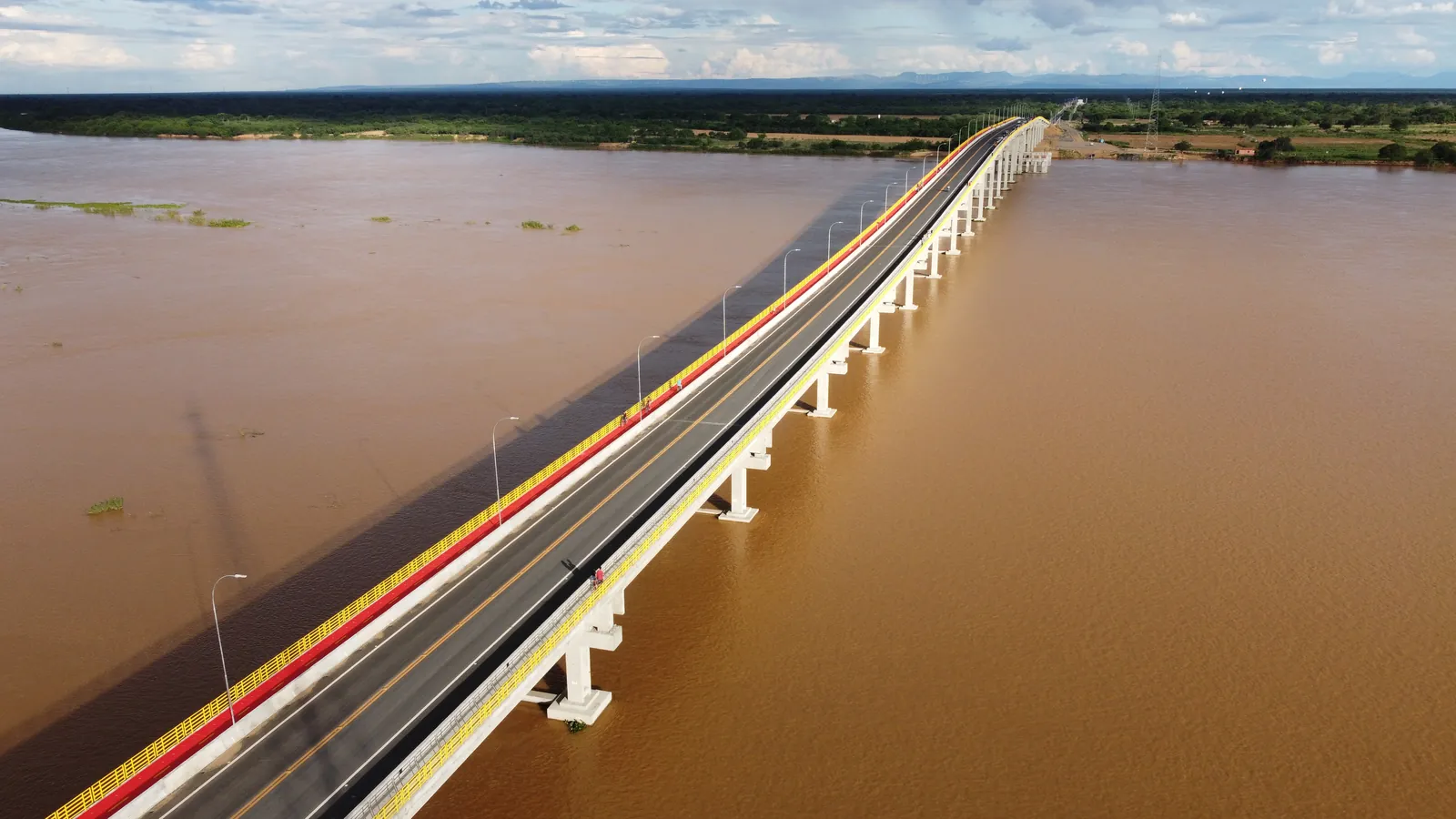 Ponte Luiz Felipe de Souza Leão sobre o Rio São Francisco — Sistema Viário BA-052