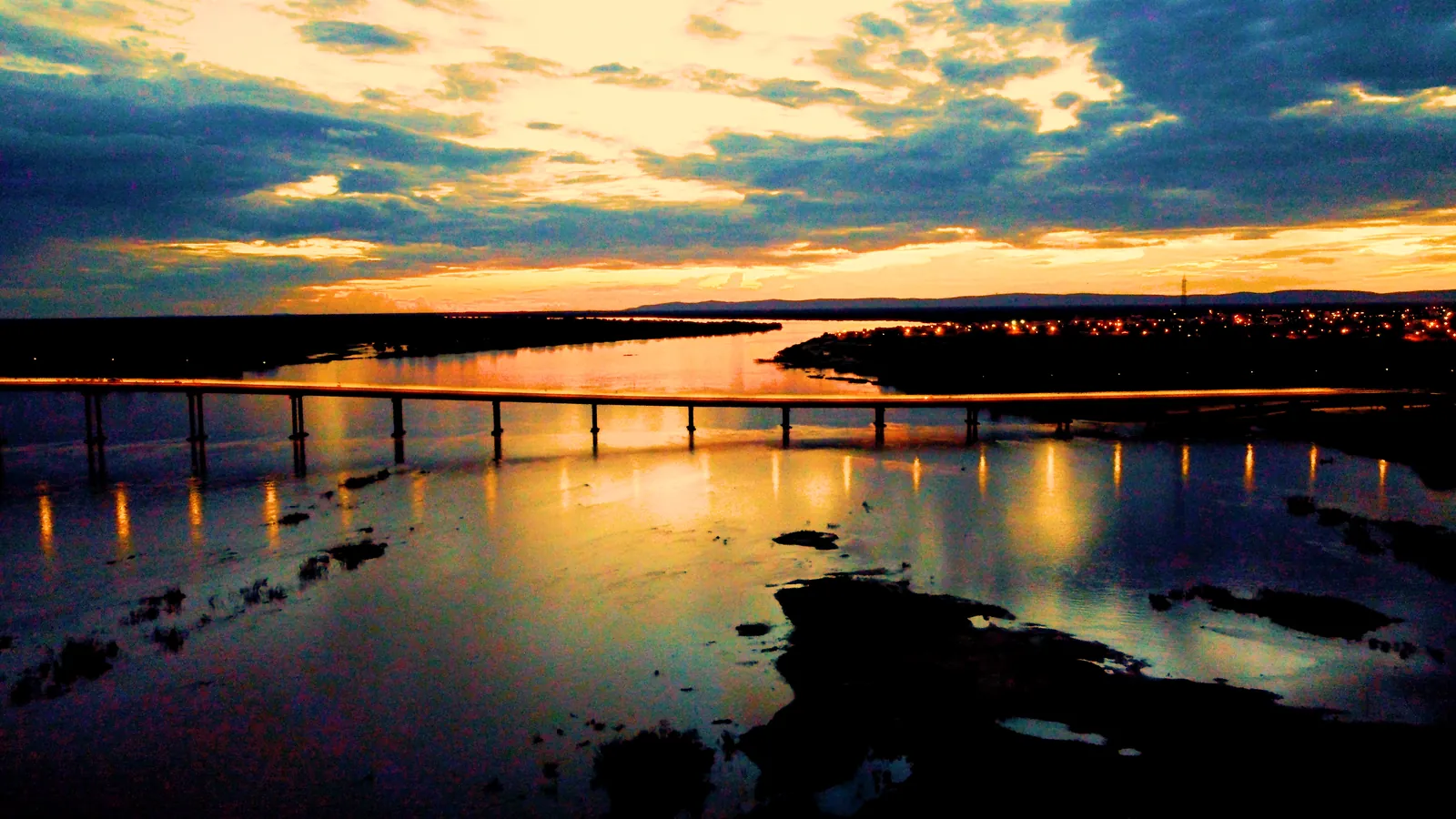 Caminhão atravessando a Ponte Luiz Felipe de Souza Leão