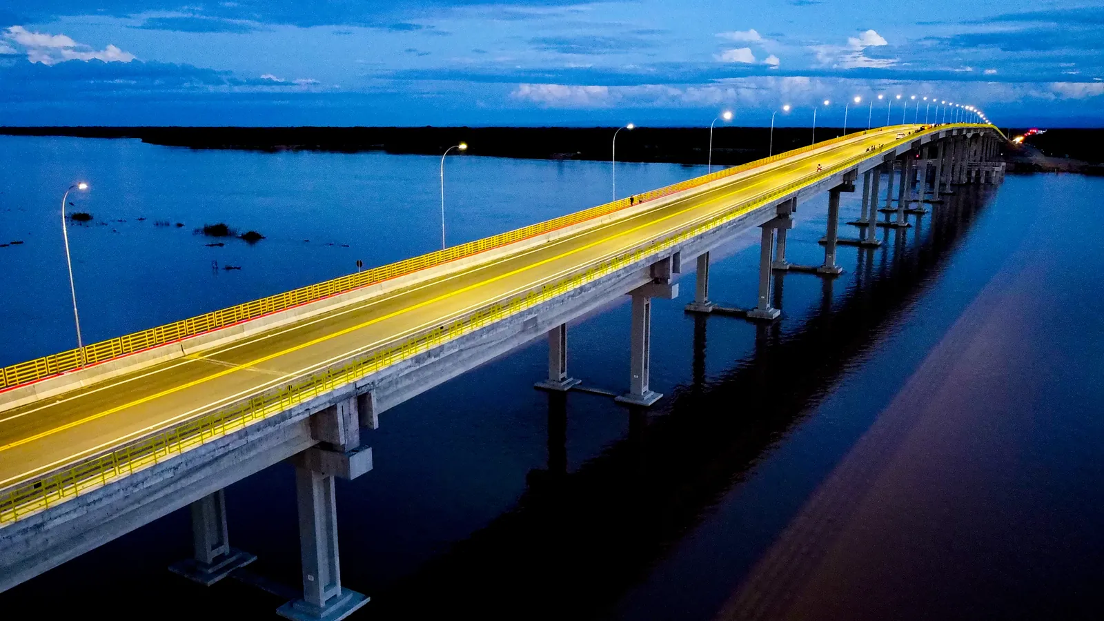 Ponte Luiz Felipe de Souza Leão ao entardecer sobre o Rio São Francisco