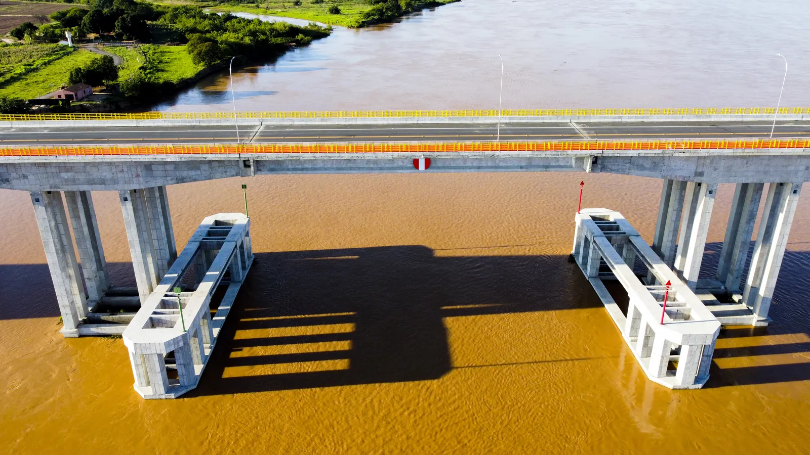 Detalhe dos pilares da ponte sobre o Rio São Francisco